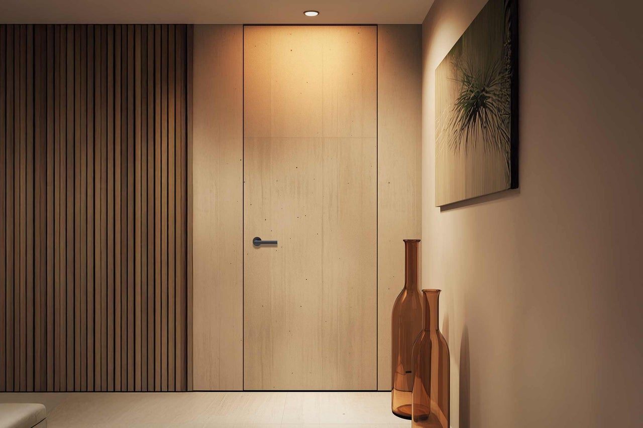 Interior modern cu ușă din lemn, panouri de perete și sticle decorative din sticlă