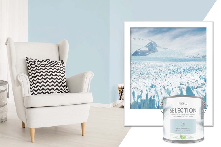 Scenă cu fotoliu, imagine înrămată cu un ghețar și cutie de vopsea mată pentru pereți