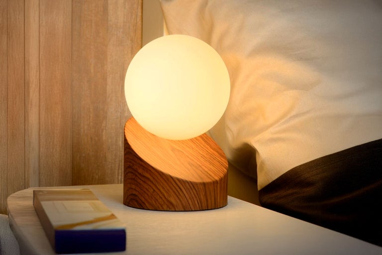 Lampă de masă decorativă cu picior din lemn și bec rotund pentru interior