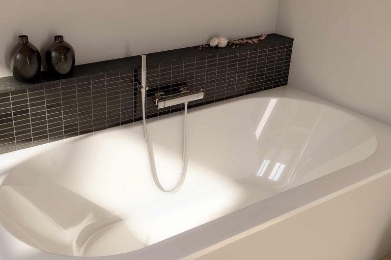 Baie cu cadă, armături și obiecte decorative