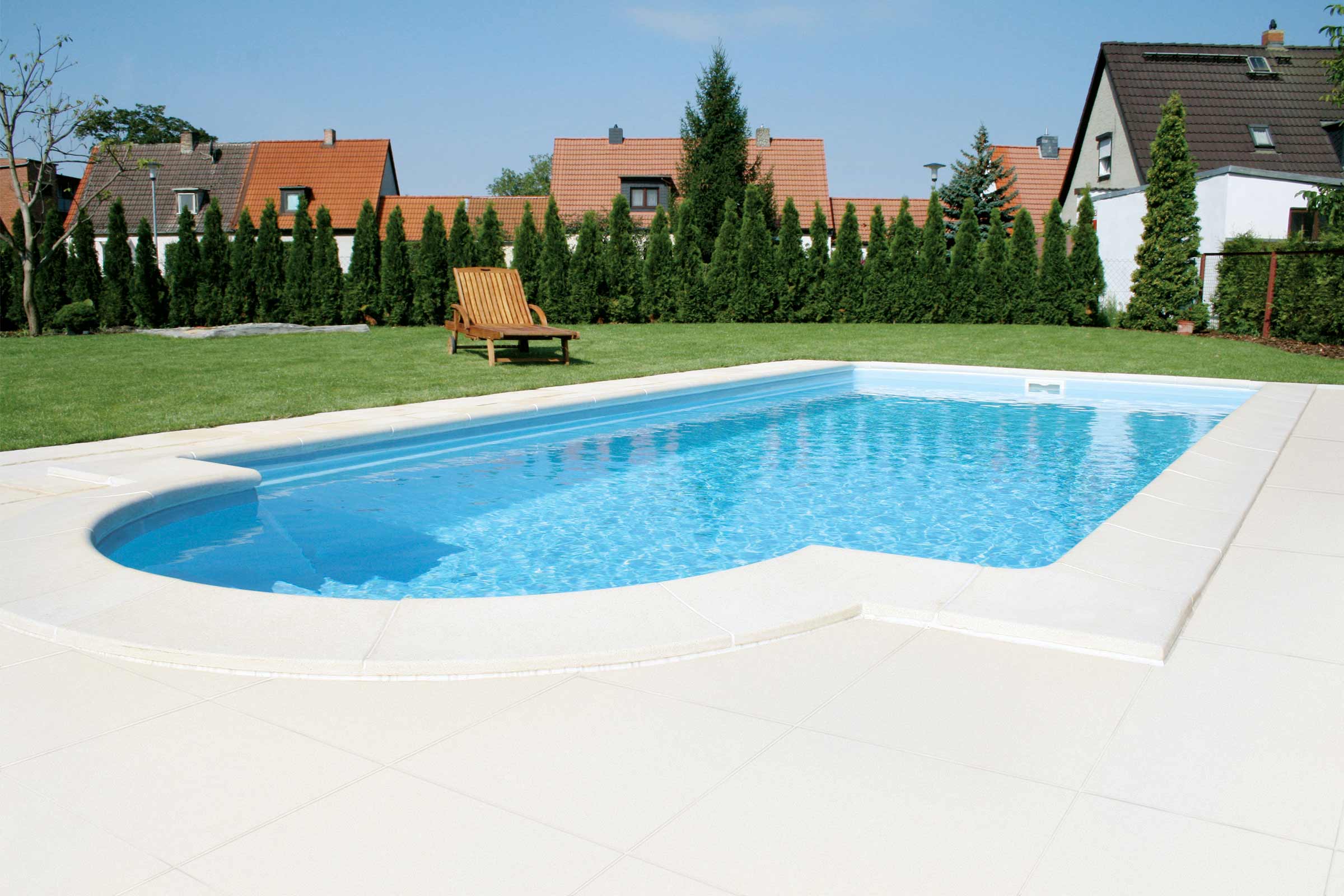 Piscină în grădină cu șezlong