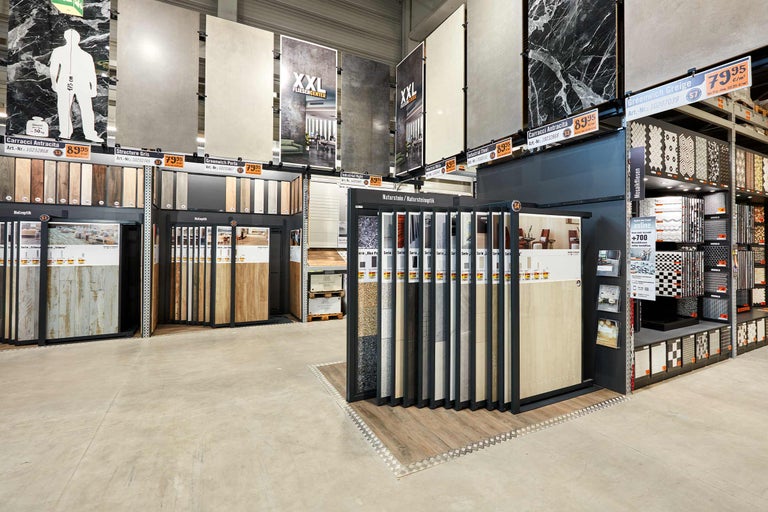 Prezentare de plăci ceramice în magazinul Hornbach cu diverse modele și materiale