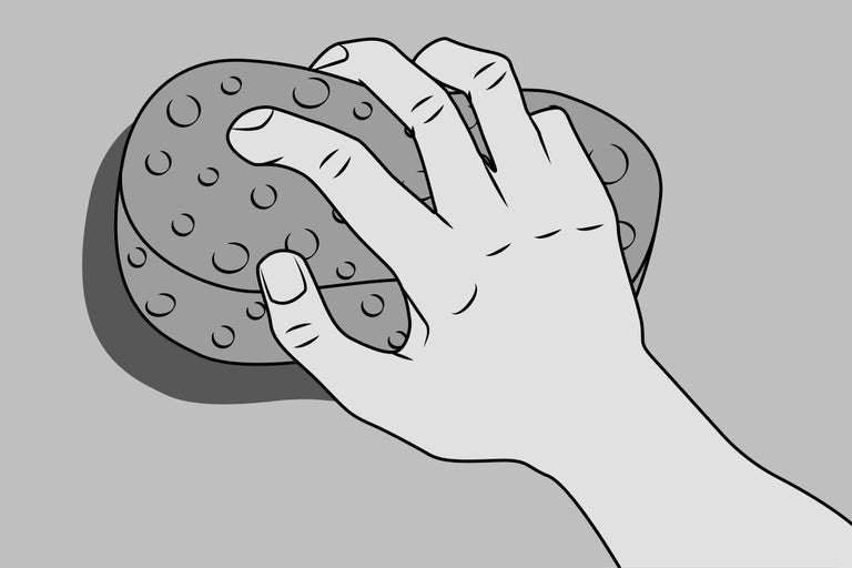 Mână ținând un burete