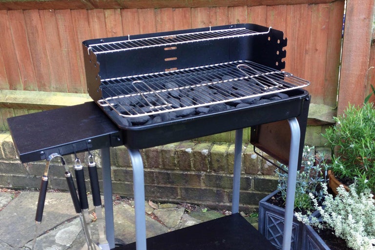 Grătar cu cărbune cu cărbune, raft și ustensile pentru grătar