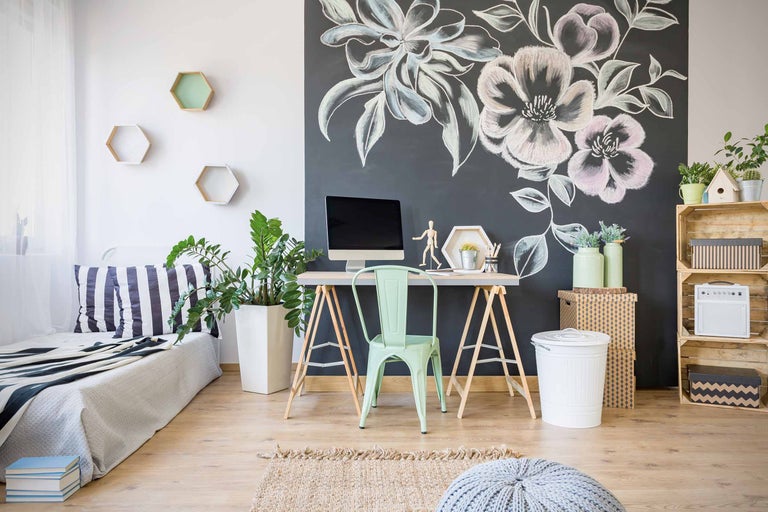 Birou cu birou, scaun, tablă cu desen floral și elemente decorative