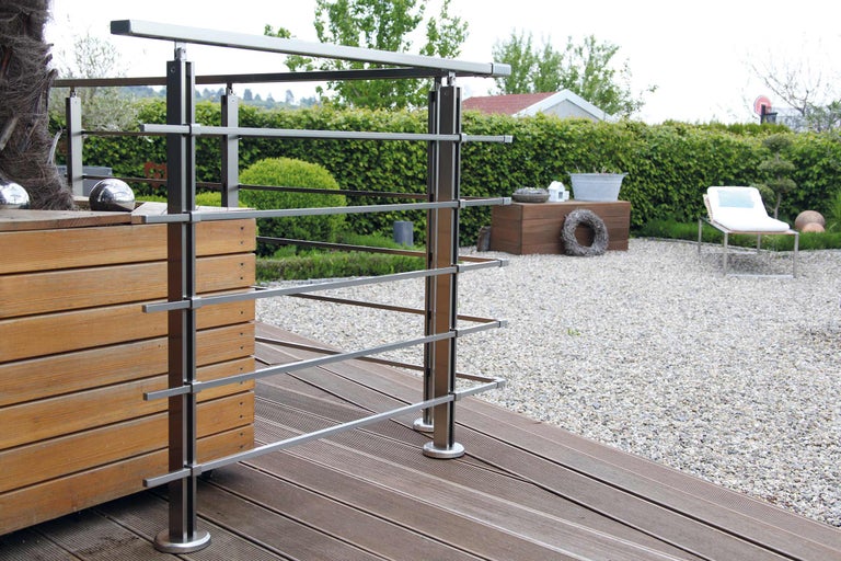 Exterior cu terasă din lemn și balustradă din oțel inoxidabil