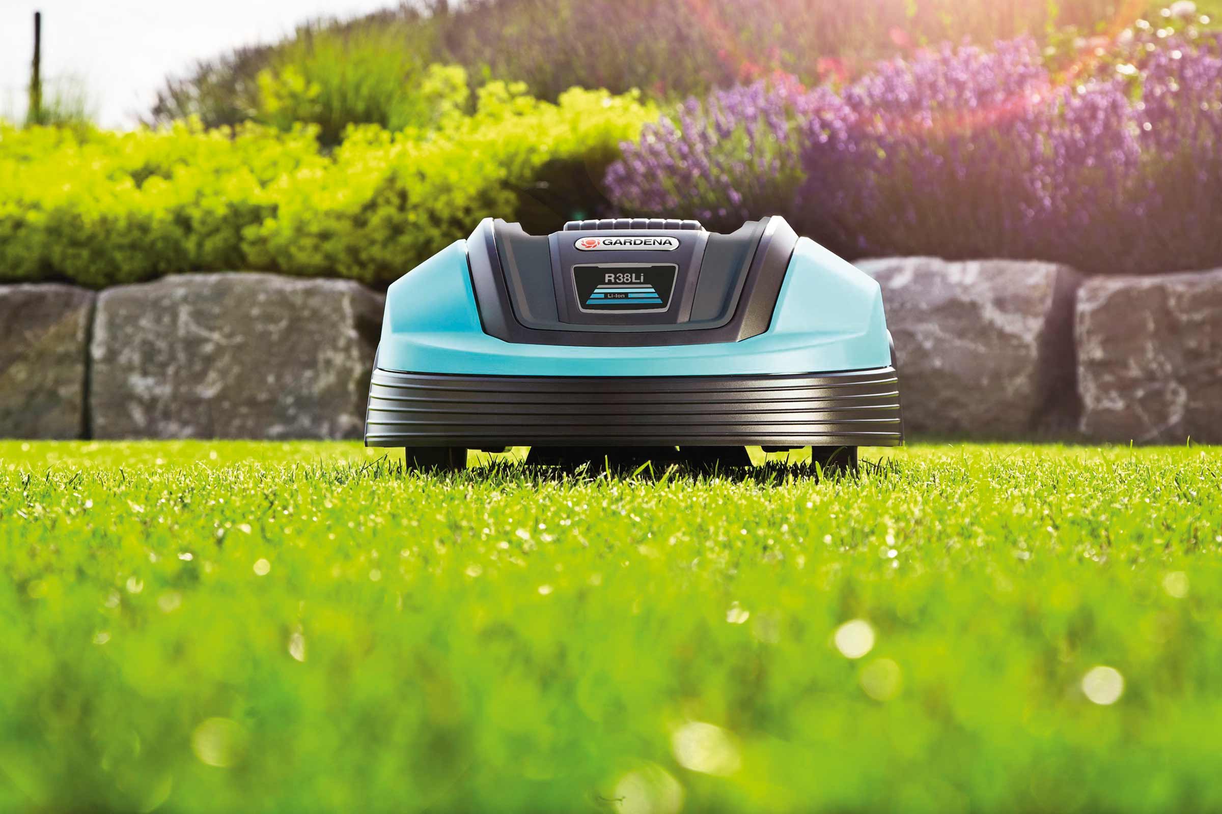 Robot de tuns gazon Gardena în grădină