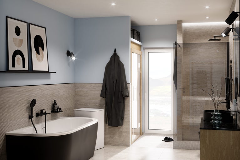 Baie modernă cu cadă, lavoar, duș și accesorii