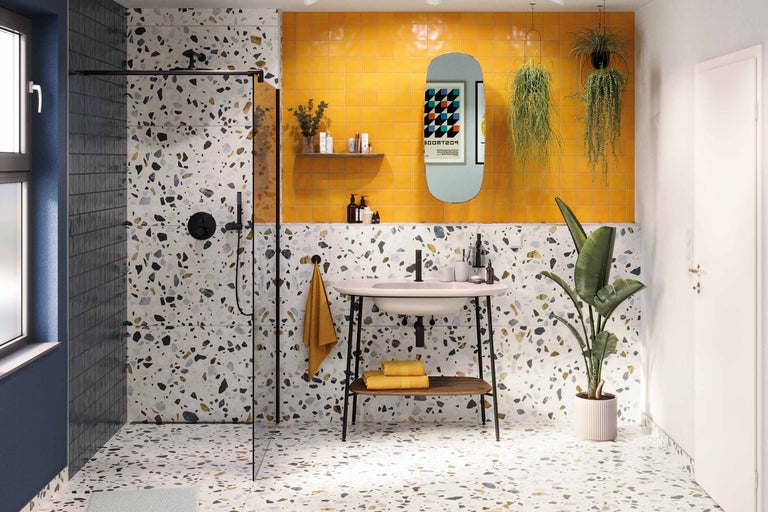 Baie luminoasă cu duș, lavoar și gresie tip terrazzo