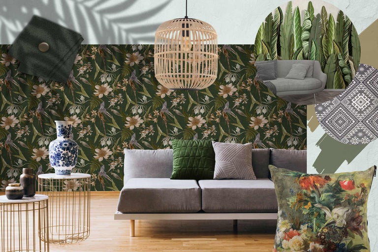 Amenajare living cu canapea, perne, tapet cu model floral, lampă din ratan și măsuțe laterale