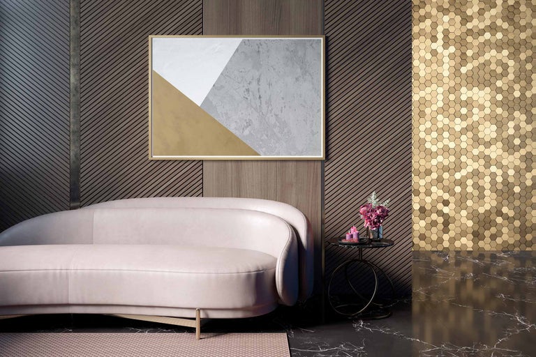 Living cu canapea, pictură murală și placare decorativă pentru pereți pentru un interior elegant