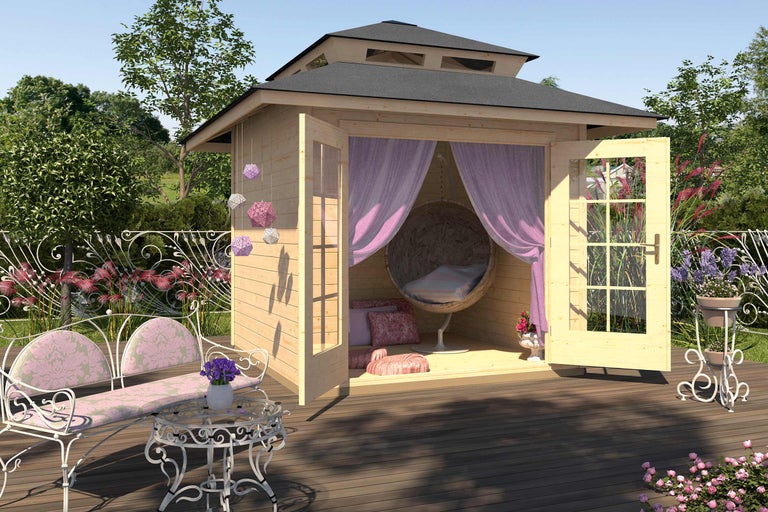 Scenă de grădină cu căsuță de grădină din lemn, locuri de ședere și elemente decorative