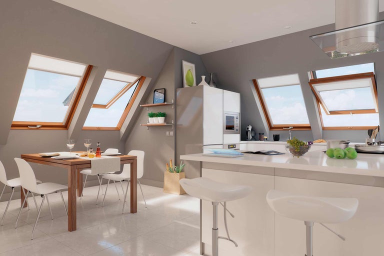 Bucătărie luminoasă la mansardă cu ferestre de mansardă, masă de sufragerie și insulă de bucătărie