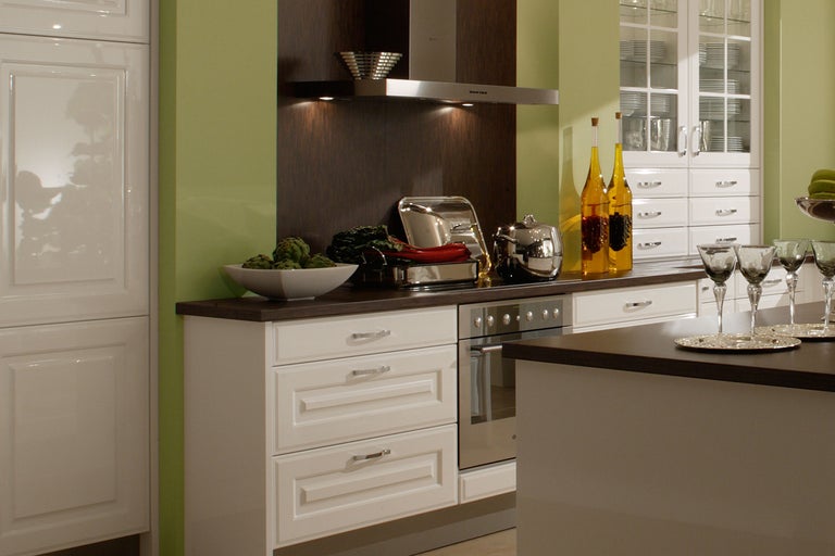 Scenă de bucătărie cu dulapuri de bucătărie, plită și hotă