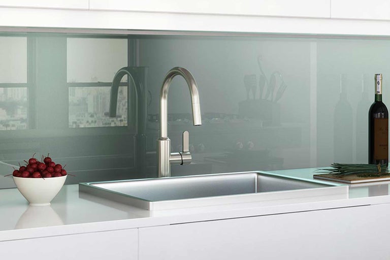 Scenă de bucătărie cu chiuvetă, robinet, perete posterior și decorațiuni