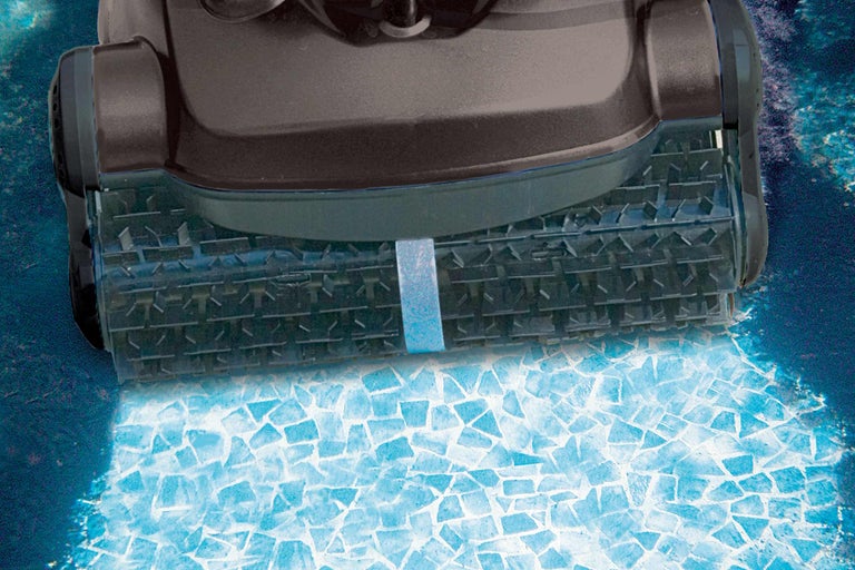 Robot de curățat piscină în apă