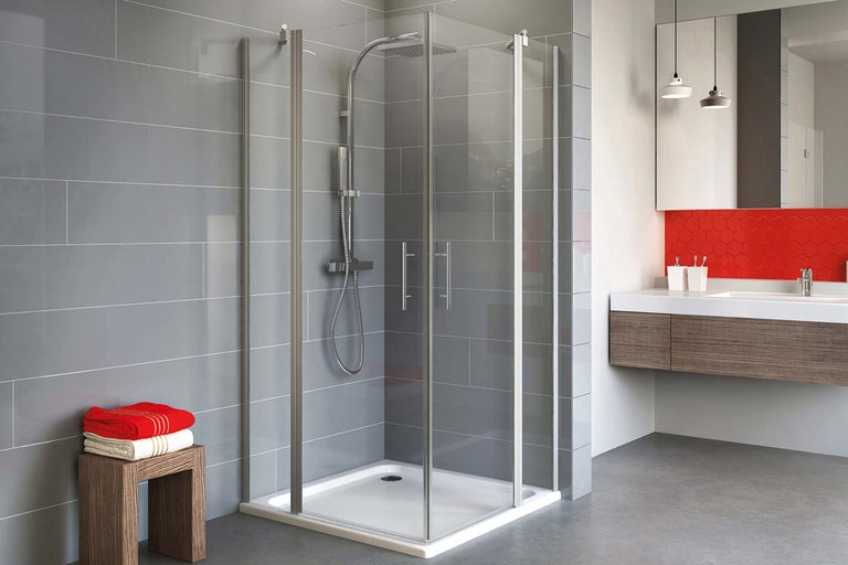 Cabină de duș walk-in cu cap de duș, robinet și prosoape în baie