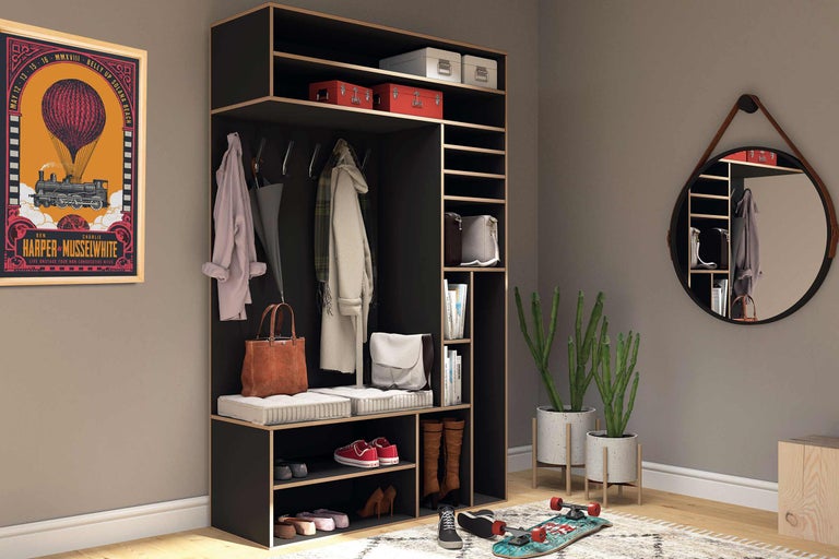 Mobilier de hol cu dulap, rafturi, oglindă și accesorii într-un hol modern.