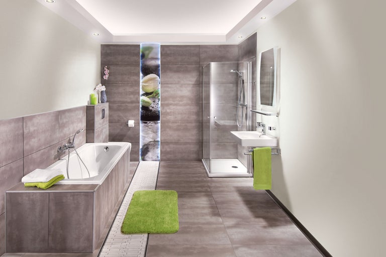 Baie modernă cu cadă, duș și lavoar pentru un design stilat