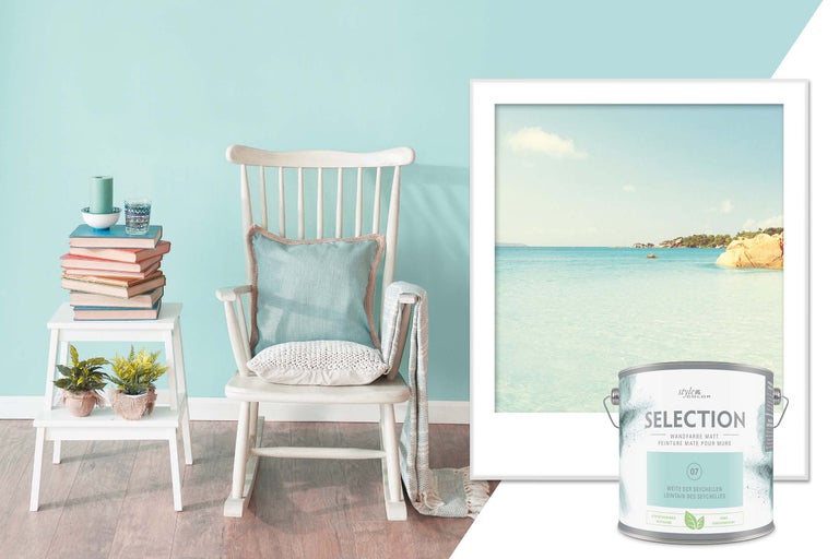 Decor de locuință cu găleată de vopsea, balansoar, tablou și măsuță laterală