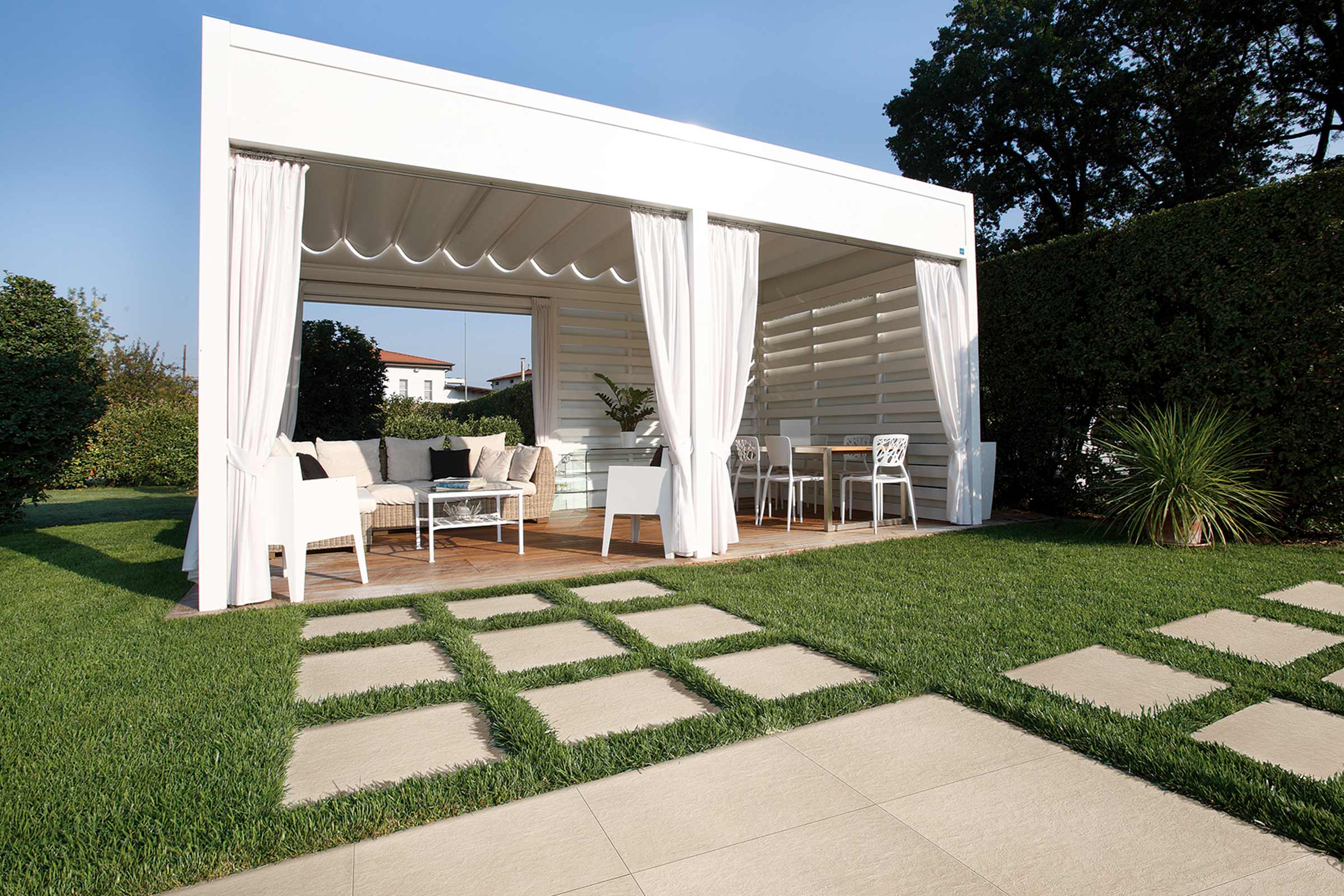 Pavilion de grădină cu mobilier de terasă și potecă din plăci de piatră în grădină