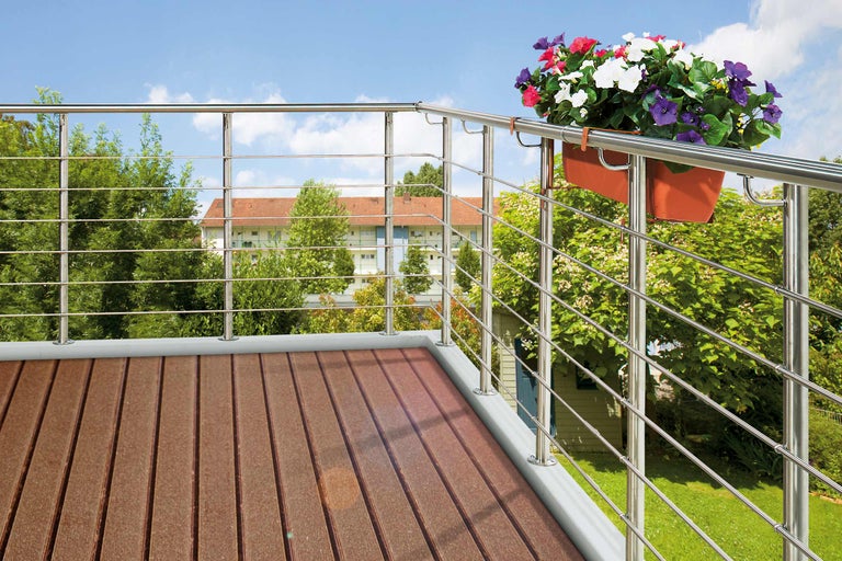Balcon cu podea maro din lemn și balustradă din oțel inoxidabil, precum și jardinieră