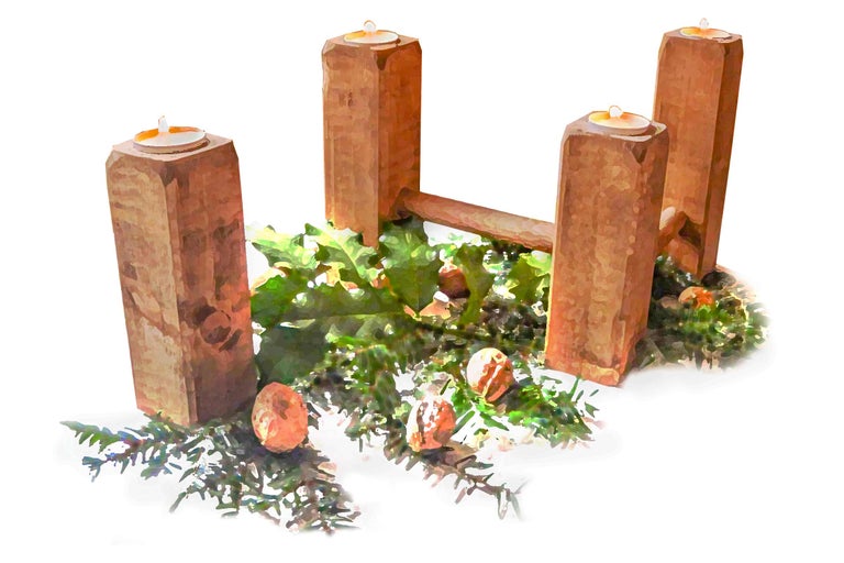 Coroană de advent cu patru lumânări și ramuri de brad ca decor de masă