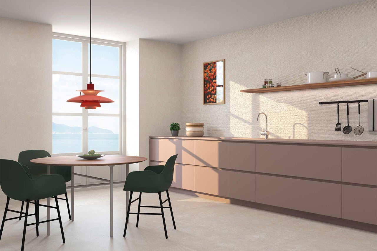 Bucătărie luminoasă cu masă, scaune și chicinetă.