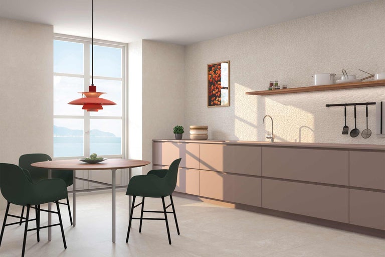 Bucătărie luminoasă cu masă, scaune și chicinetă.