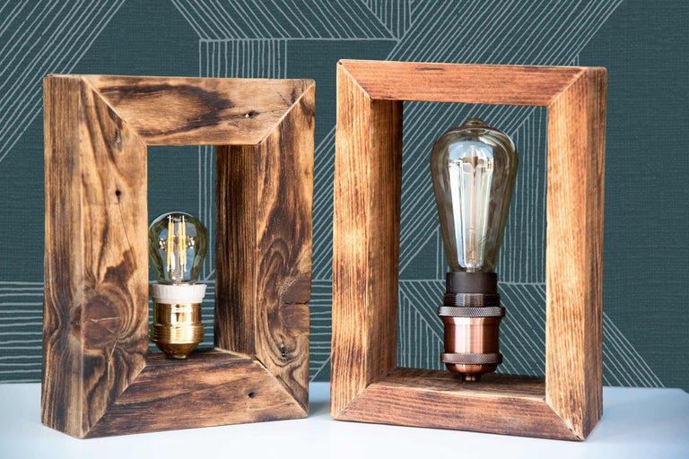 Două lămpi decorative cu rame de lemn și becuri