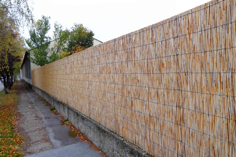 Covoraș de bambus ca paravan de confidențialitate în grădină