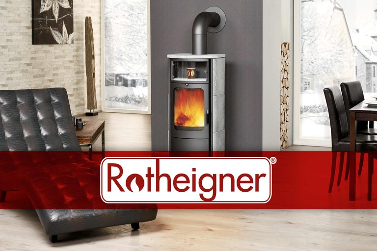 Living cu sobă, fotoliu și masă de sufragerie