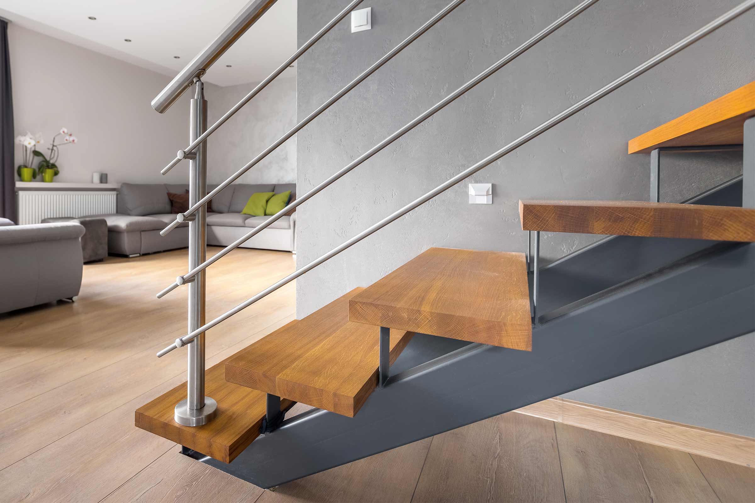 Scară cu trepte din lemn și balustradă din oțel inoxidabil în interior