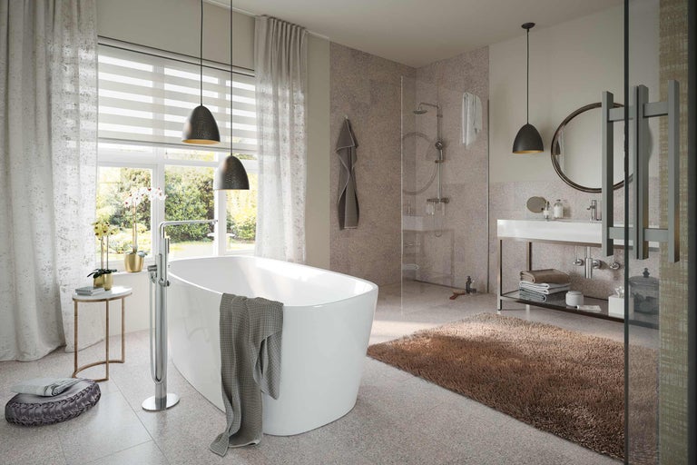 Baie cu cadă, duș, lavoar și accesorii pentru o atmosferă relaxantă