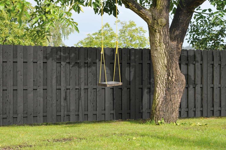 Scenă cu un gard din lemn și un leagăn atașat de un copac
