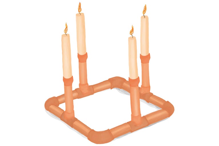 Coroană de Advent din țevi de cupru cu patru lumânări aprinse