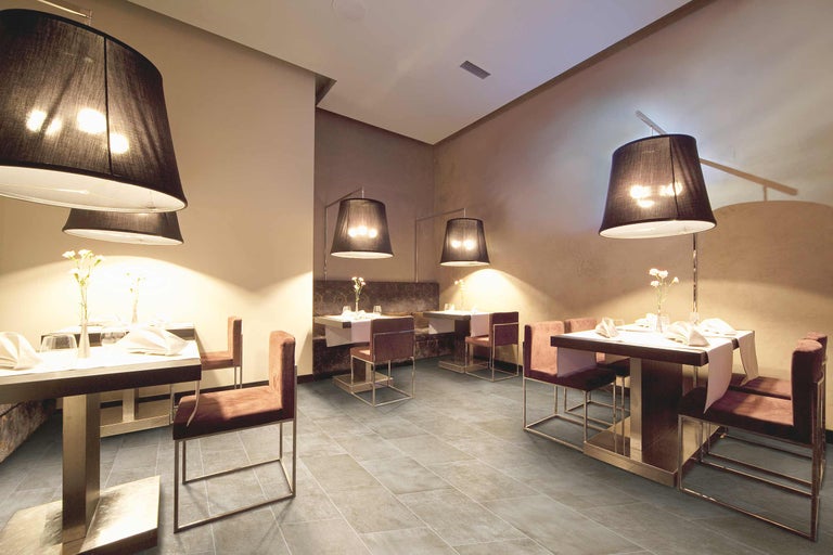 Restaurant cu mese aranjate și scaune pe gresie