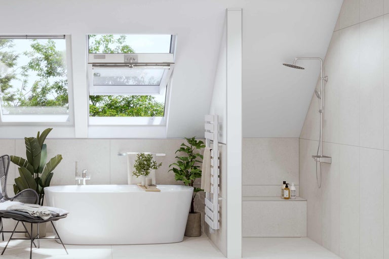 Baie luminoasă cu ferestre de mansardă, cadă, duș și calorifer