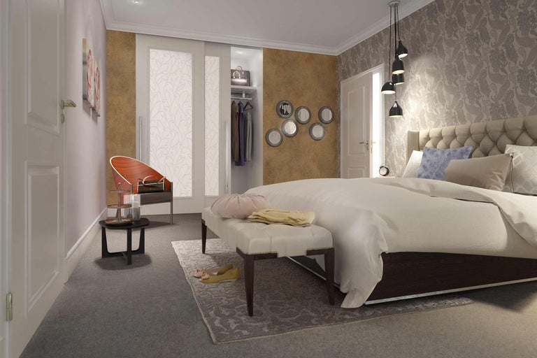 Un dormitor cu un pat, un fotoliu și un dulap.