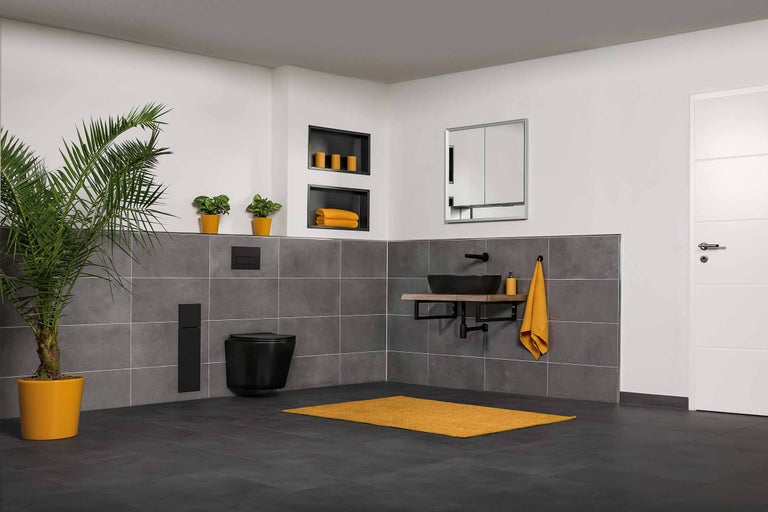 Baie modernă cu WC suspendat negru, lavoar și faianță gri