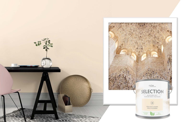 Scenă cu vopsea de perete mată StyleColor Selection Perla Alhambra, găleată de vopsea și accesorii pentru casă.