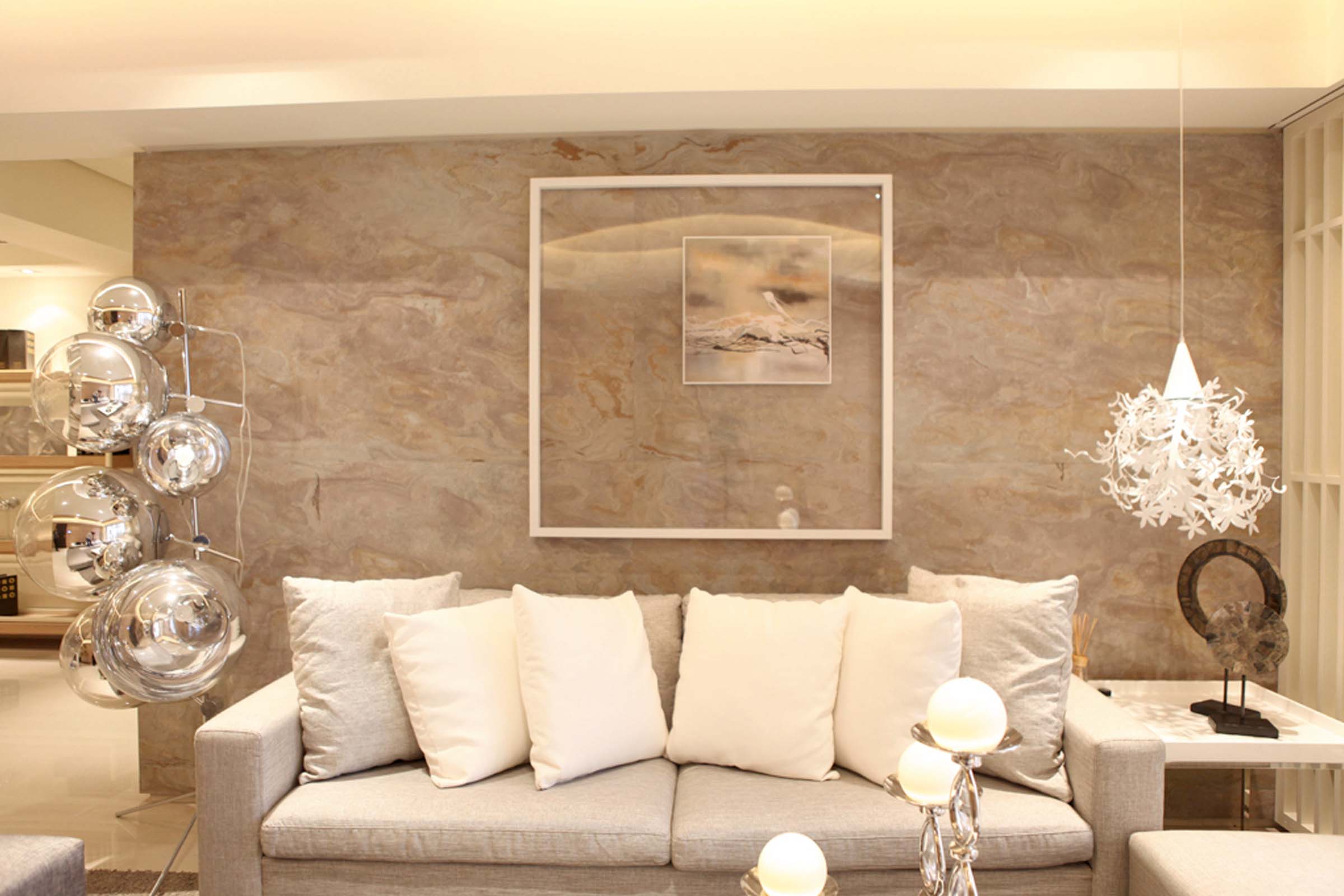 Living luminos cu canapea, perne, tablou, lampă și obiecte decorative