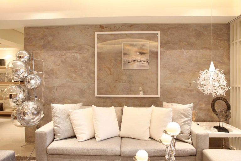 Cameră de zi cu canapea, perne, lampă și decorațiuni