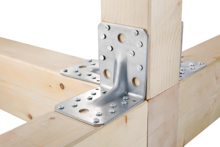 Construcție din lemn cu conector de colț și șuruburi