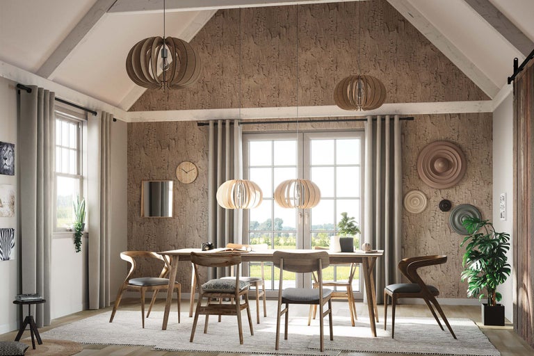 Sufragerie cu masă, scaune și lămpi suspendate într-o cameră luminoasă.