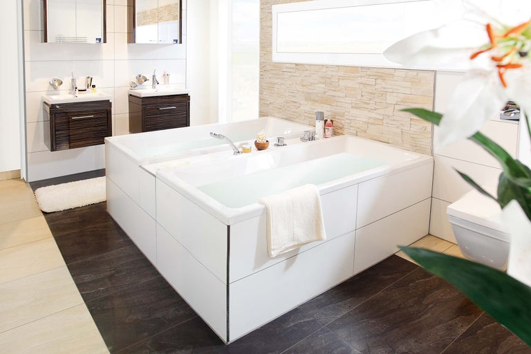 Baie luminoasă cu două căzi, chiuvete și oglindă