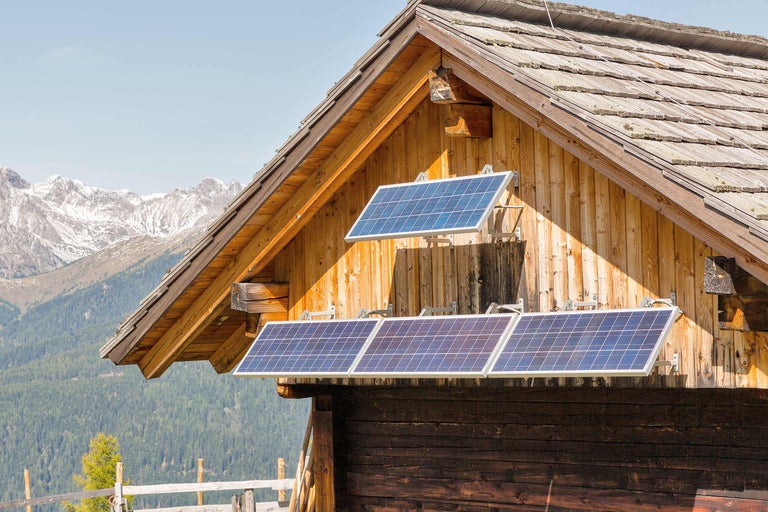 Cabana din lemn cu panouri solare pentru generarea de energie electrică