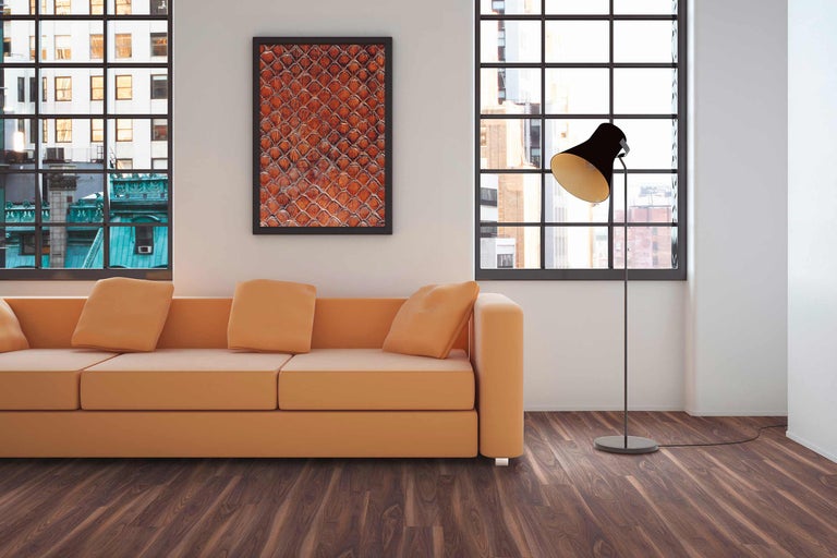 Cameră de zi luminoasă cu canapea, lampă de podea, fereastră și imagine înrămată