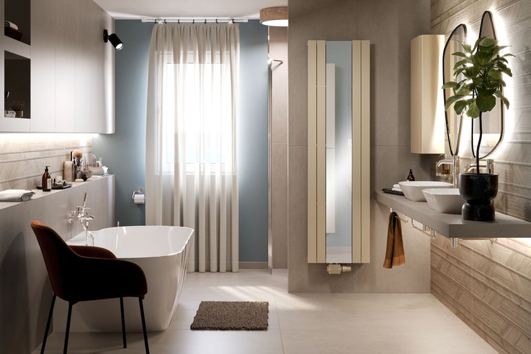 Baie modernă cu cadă, chiuvetă, oglindă și calorifer