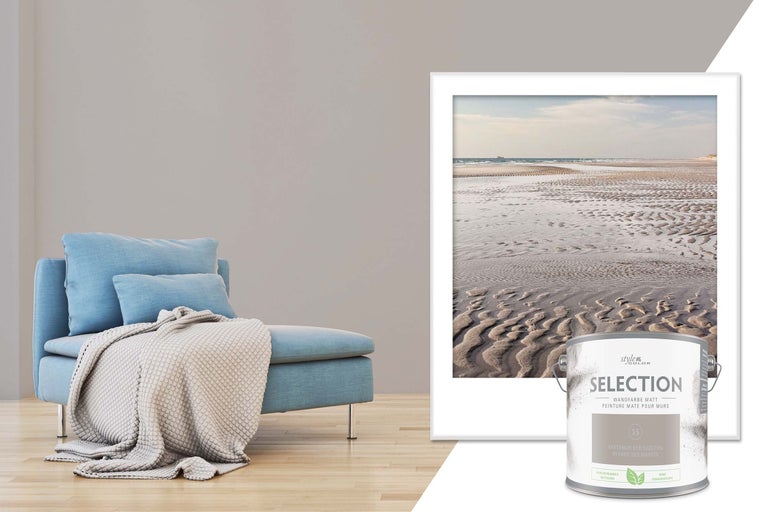 Scenă de locuit cu găleată de vopsea, vopsea de perete, fotoliu și tablou